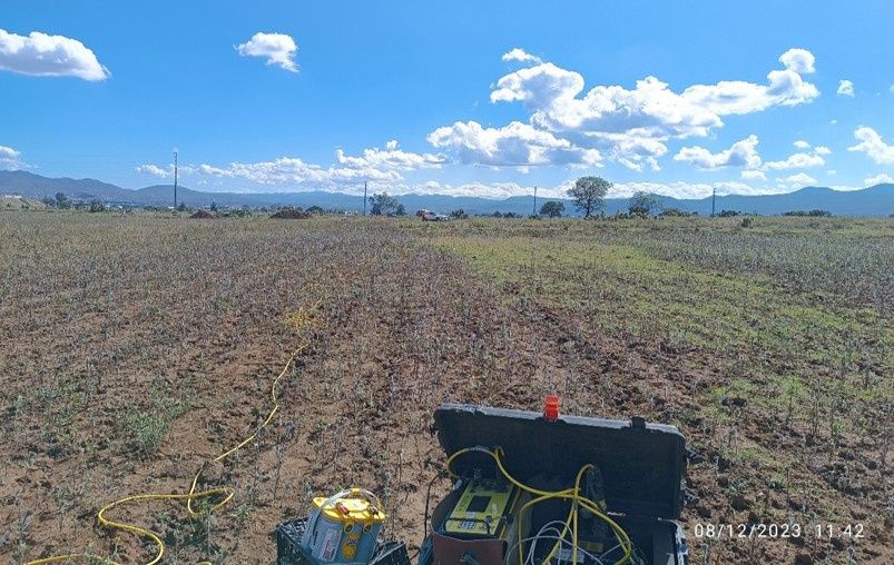 Equipo de prospección eléctrica en campo agrícola