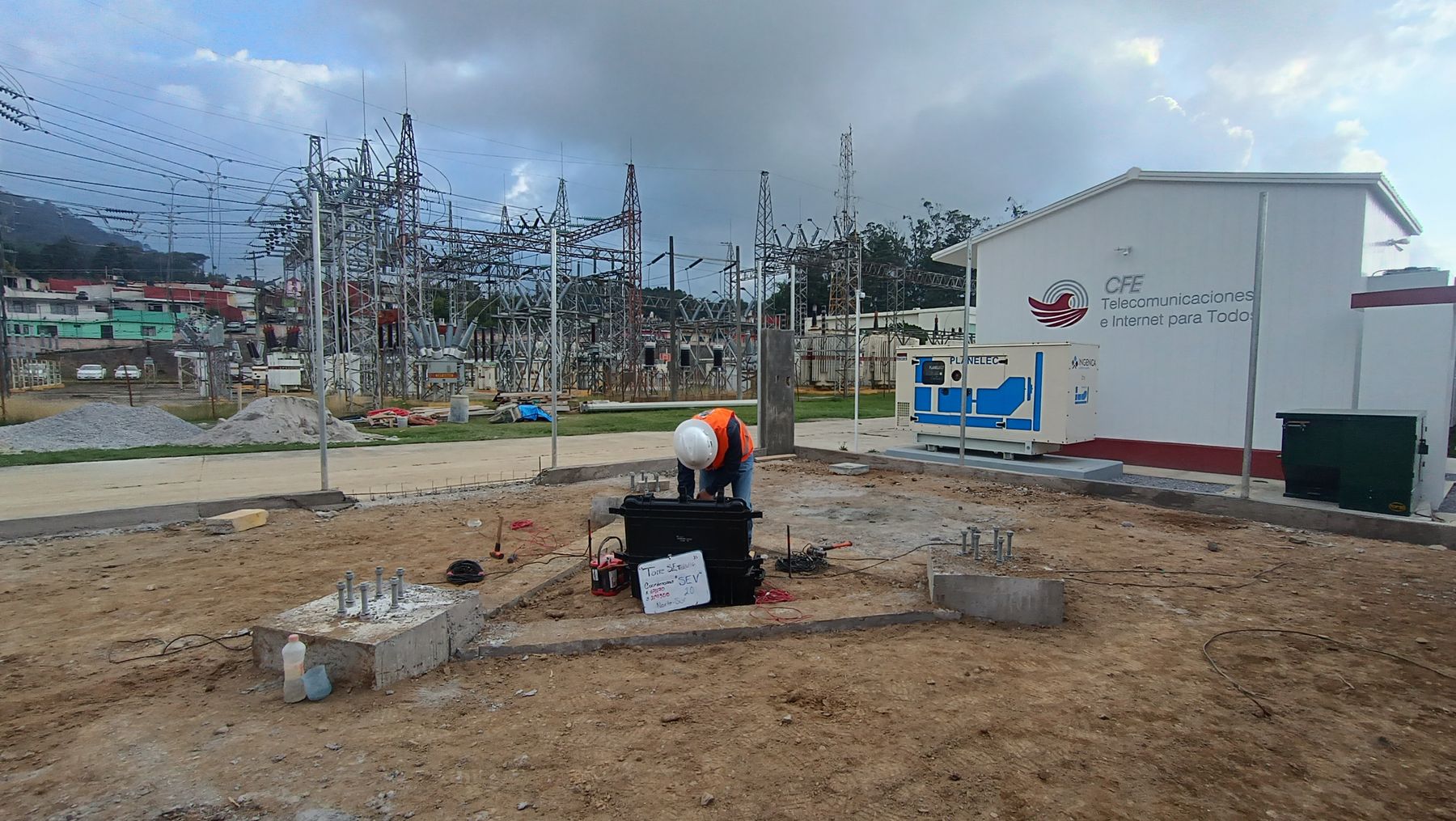 Brigada de EXIGEO adquiriendo datos geofísicos en una subestación eléctrica