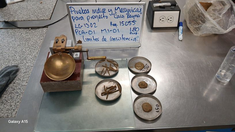 Pruebas de consistencia en laboratorio de mecánica de suelos